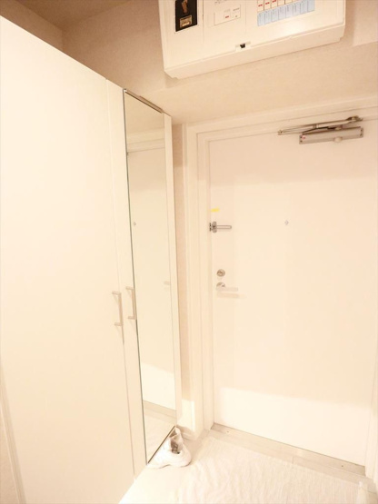 【玄関】 | ライオンズマンション今宿 | 玄関には収能力の高いシューズボックスと姿見までセットされています