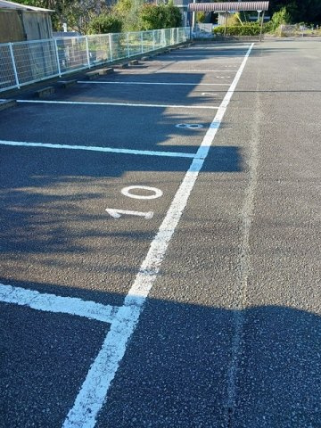 コーポリンクス２の駐車場|車をお持ちの方に嬉しい駐車場付きの物件です