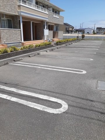 プリマベーラ　Ｂの駐車場|駐車場があるので、車を買う予定の方も安心です