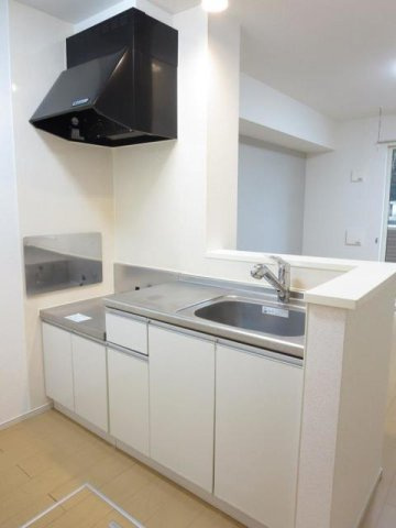 エルハーベン加茂宮Ｂのキッチン|コンパクトなキッチンで掃除もラクラク