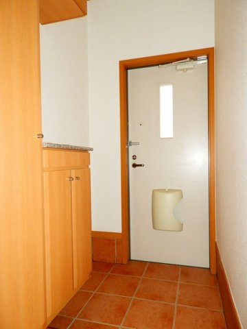 ソレイユ２番館の玄関|明るい玄関です