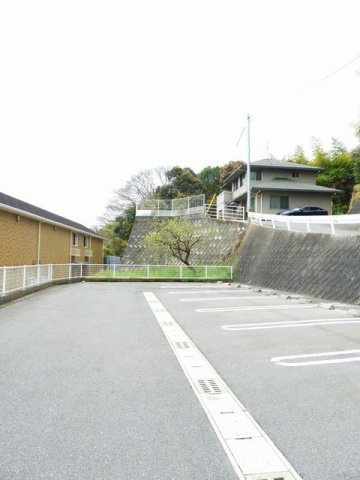 ソレイユ２番館の駐車場|駐車スペースもあります