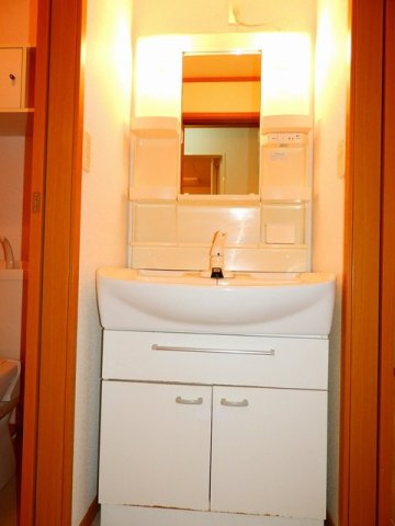 ソレイユ２番館の洗面所|明るい洗面所です