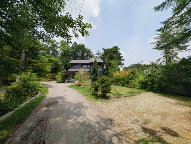 中軽井沢 2023年竣工の中古戸建の前面道路含む現地写真