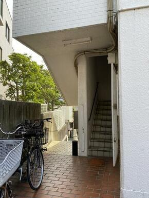 青木ビルのエントランス