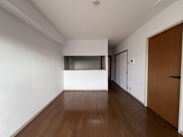 マウンティン・ツーの居間・リビング|12帖LDK