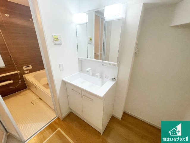 京都市伏見区向島庚申町　第3期　新築一戸建ての独立洗面台|清潔感のある洗面台です。フラットな鏡は掃除がしやすく毎日清潔！鏡裏には収納があるのでスッキリとした洗面台が保てます。