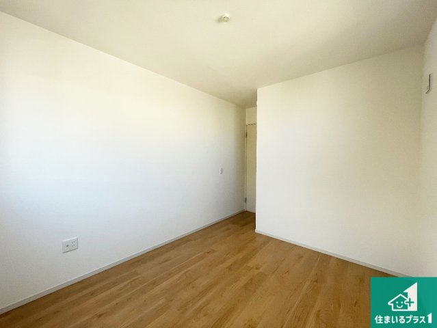 京都市伏見区向島庚申町　第3期　新築一戸建ての洋室|シンプルな洋室は、自分好みのインテリアが楽しめます♪ご家族とインテリアや家具を選びに行くのは新築購入時の醍醐味の一つです。ぜひお楽しみください♪