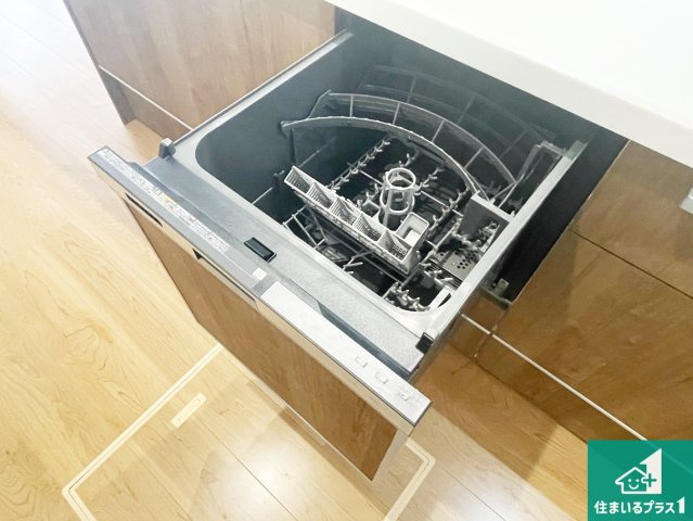 京都市伏見区向島庚申町　第3期　新築一戸建ての設備|食事後の一仕事、食器洗いをボタン一つでお任せできちゃいます！場所を取らないビルトイン式なので、お料理スペースもしっかり確保！