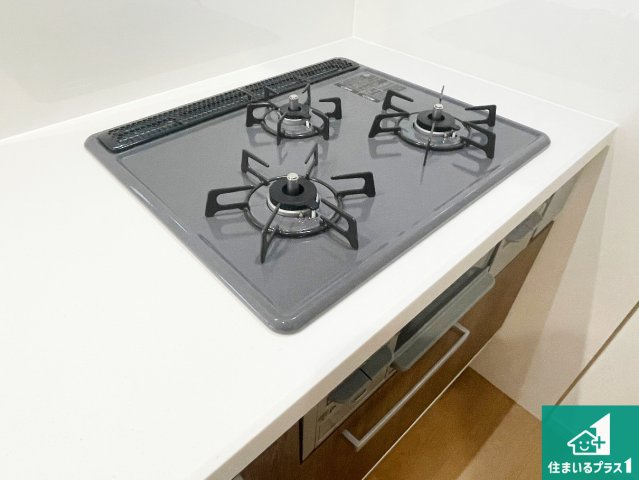 京都市伏見区向島庚申町　第3期　新築一戸建ての設備|ダブル高火力Ｓｉセンサー付きコンロ！３口あるので、まとめて料理をする時も大活躍！