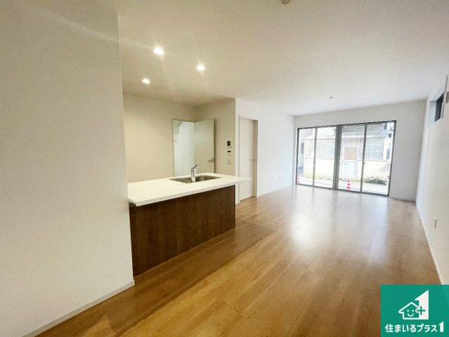 京都市伏見区向島庚申町　第3期　新築一戸建ての居間・リビング|日当たり良好の明るいリビングで朝の目覚めもスッキリできそう！対面キッチンでご家族のコミュニケーションも自然と増える設計！小さなお子様が遊ぶスペースを作っても広々とくつろげるLDK！