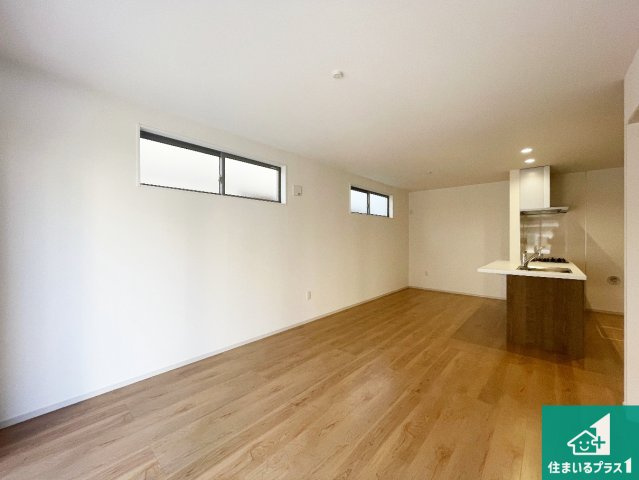 京都市伏見区向島庚申町　第3期　新築一戸建ての居間・リビング|シンプルなリビングは、観葉植物等のインテリアを楽しめますね！パパ好みにも、ママ好みにも家具次第で雰囲気を変えることができます！