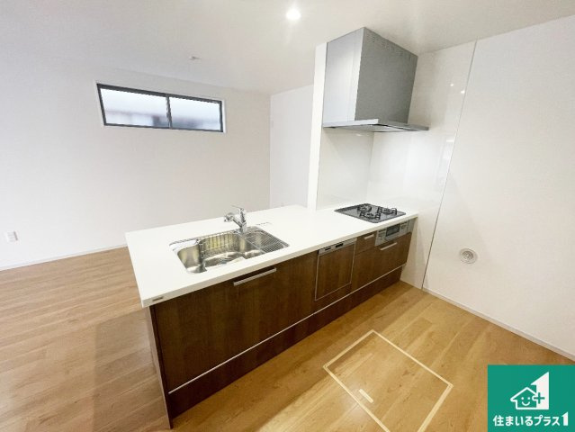 京都市伏見区向島庚申町　第3期　新築一戸建てのキッチン|リビングと統一感があり、使い勝手のいいキッチン。広々としているので、二人並んで作業が出来ちゃいます。お子様と一緒に色々なお料理に挑戦できるスペースがあります。