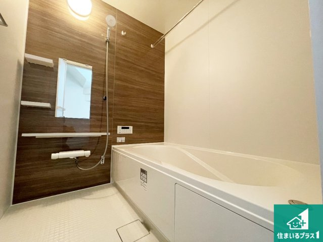 京都市伏見区向島庚申町　第3期　新築一戸建ての浴室|足をゆったり伸ばして寛げる浴槽です。窓が設けられていますので差し込む光が明るく穏やかな雰囲気にしてくれます♪浴室乾燥機も設置しているので、雨の日の洗濯物も安心です♪