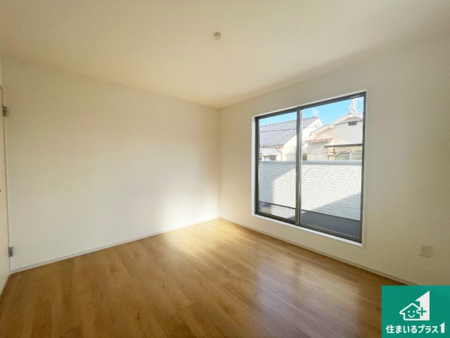 京都市伏見区向島庚申町　第3期　新築一戸建ての洋室|シンプルな洋室は、自分好みのインテリアが楽しめます♪ご家族とインテリアや家具を選びに行くのは新築購入時の醍醐味の一つです。ぜひお楽しみください♪