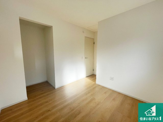 京都市伏見区向島庚申町　第3期　新築一戸建ての洋室|シンプルな洋室は、自分好みのインテリアが楽しめます♪ご家族とインテリアや家具を選びに行くのは新築購入時の醍醐味の一つです。ぜひお楽しみください♪