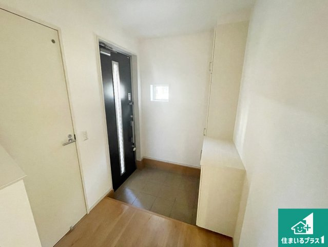 京都市伏見区向島庚申町　第3期　新築一戸建ての玄関|シューズボックスにはたくさんの靴が収納できるので玄関周りはいつもスッキリ！ご家族が増えても安心！