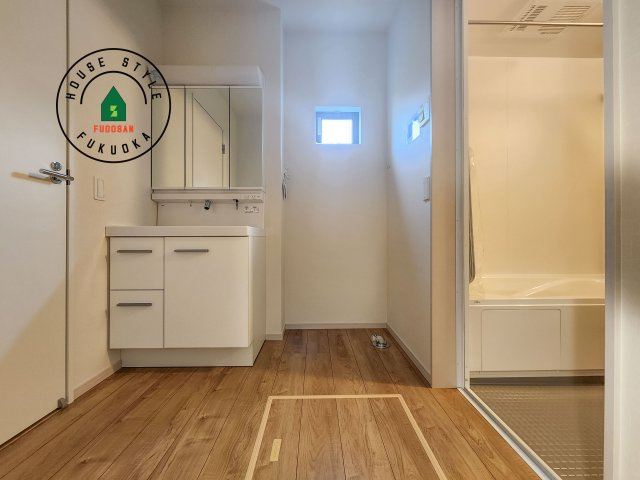 福岡市南区中尾2丁目第3-1棟（1号棟）　の脱衣所|ゆとりの洗面スペースで朝の身支度もスムーズに。暮らしを快適に変えるシャワー付洗面台です！