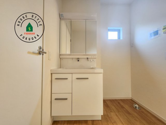 福岡市南区中尾2丁目第3-1棟（1号棟）　の独立洗面台|毎日使うものだから清潔な空間を保ちたい水回り。洗面にはそんな願いを解消させてくれる収納アイデアが満載です。三面鏡の裏側にはキャビネットが現れ小物から背の高い物まで収納できます。