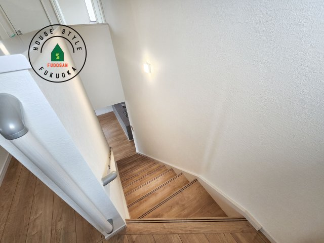 福岡市南区中尾2丁目第3-1棟（1号棟）　の内装|＜手すり付階段＞手すりがないと階段の昇り降りで危険なことはもちろん、壁に手をつきながら歩くことで壁紙が汚れやすくなります。すべての方に快適に昇り降りしていただくため、手すりを設置しました。