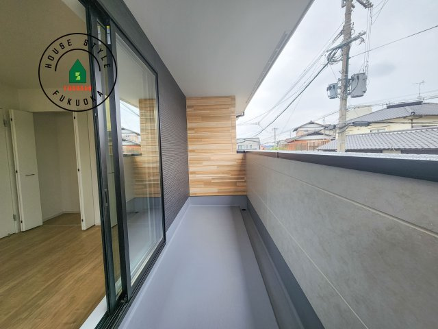 福岡市南区中尾2丁目第3-1棟（1号棟）　のバルコニー|風をしっかりと感じられるバルコニーでは、毎日が洗濯日和です。広々としているので洗濯も楽しくなるでしょうし、気分転換にバルコニーからの眺めを楽しむのもいいでしょう。