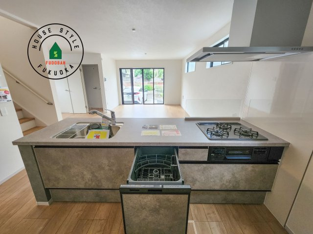 福岡市南区中尾2丁目第3-1棟（1号棟）　のキッチン|ご家族を近くに感じられる対面キッチンのLDK。会話もはずみそうですね。