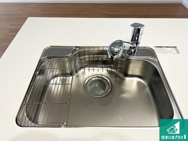 堺市東区野尻町　第1期　新築一戸建ての独立洗面台|清潔感のある洗面台です。フラットな鏡は掃除がしやすく毎日清潔！ホースは引き出して使えるので洗顔やお掃除の際に便利です！