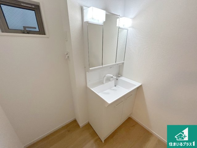 20(祝)21(土)22(日)現地説明会　堺市堺区老松町の独立洗面台|清潔感のある洗面台です。フラットな鏡は掃除がしやすく毎日清潔！鏡裏には収納があるのでスッキリとした洗面台が保てます。