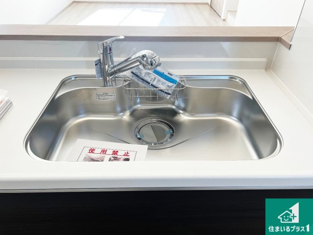 東大阪市小若江　新築一戸建ての独立洗面台|清潔感のある洗面台です。フラットな鏡は掃除がしやすく毎日清潔！ホースは引き出して使えるので洗顔やお掃除の際に便利です！