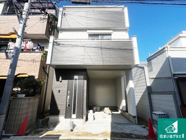 東大阪市小若江　新築一戸建ての外観|周辺は落ち着いた街並みの住宅地！子育てがしやすい住環境です！まだ未完成ですが、現地でしかわからない事もございます。是非一度ご覧ください。