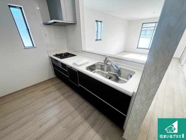 東大阪市小若江　新築一戸建ての外観|周辺は落ち着いた街並みの住宅地！子育てがしやすい住環境です！まだ未完成ですが、現地でしかわからない事もございます。是非一度ご覧ください。