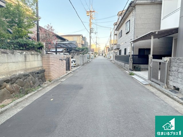 堺市堺区老松町　第1期　新築一戸建ての前面道路含む現地写真|周辺は閑静な住宅街！前面道路広々で車の出し入れも便利です。駐車が苦手な方でも安心して車庫入れできます！