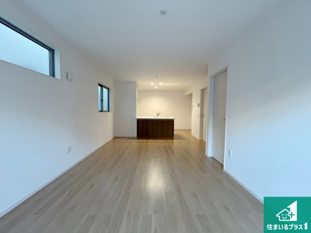 堺市堺区老松町　第1期　新築一戸建ての居間・リビング|日当たり良好の明るいリビングで朝の目覚めもスッキリできそう！対面キッチンでご家族のコミュニケーションも自然と増える設計！小さなお子様が遊ぶスペースを作っても広々とくつろげるLDK！