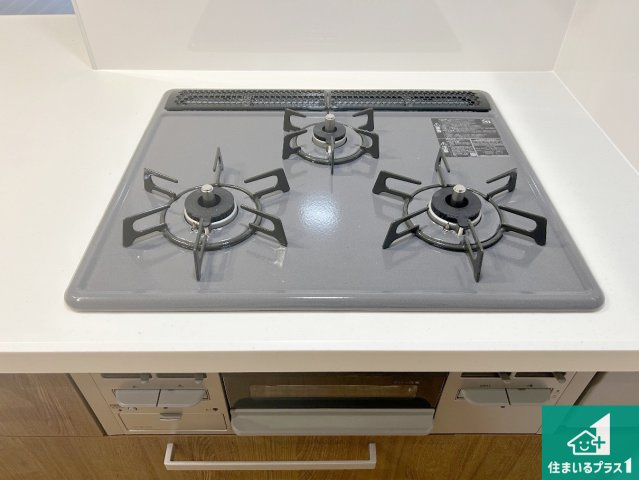 堺市堺区老松町　第1期　新築一戸建ての設備|ダブル高火力Ｓｉセンサー付きコンロ！３口あるので、まとめて料理をする時も大活躍！