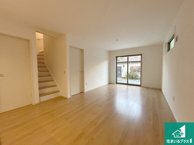 堺市堺区老松町　第1期　新築一戸建ての居間・リビング|シンプルなリビングは、観葉植物等のインテリアを楽しめますね！パパ好みにも、ママ好みにも家具次第で雰囲気を変えることができます！