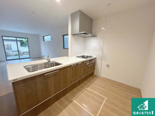 堺市堺区老松町　第1期　新築一戸建てのキッチン|リビングと統一感があり、使い勝手のいいキッチン。広々としているので、二人並んで作業が出来ちゃいます。お子様と一緒に色々なお料理に挑戦できるスペースがあります。