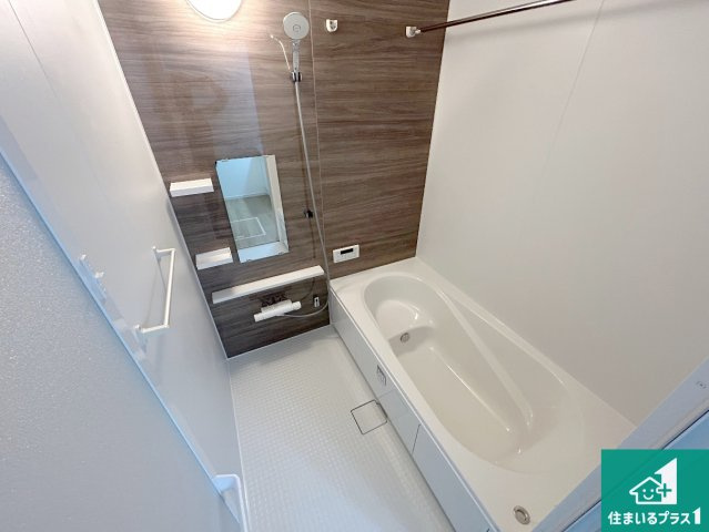 堺市堺区老松町　第1期　新築一戸建ての浴室|足をゆったり伸ばして寛げる浴槽です。窓が設けられていますので差し込む光が明るく穏やかな雰囲気にしてくれます♪浴室乾燥機も設置しているので、雨の日の洗濯物も安心です♪