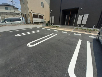 【駐車場】 | コンフォースＨＩＳＡＧＯ | 駐車場があるので、車を買う予定の方も安心です