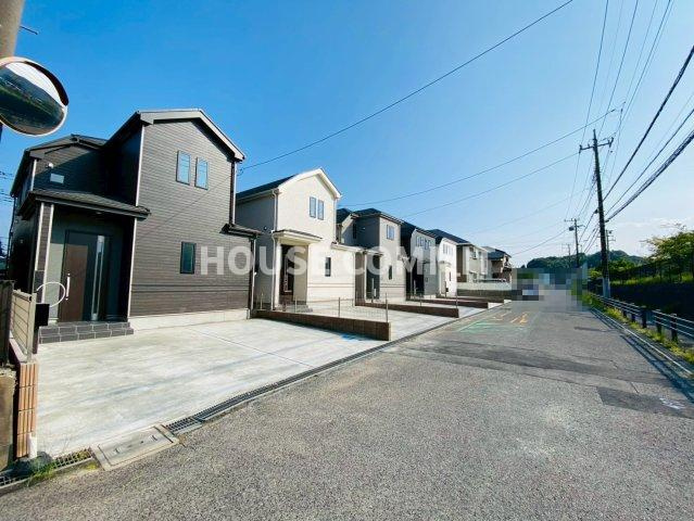 成田市美郷台　新築戸建　D号棟の前面道路含む現地写真