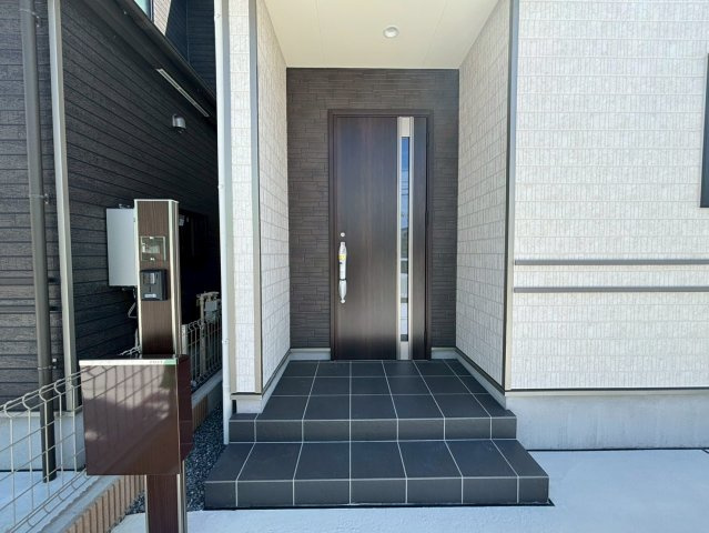 成田市美郷台　新築戸建　D号棟の玄関