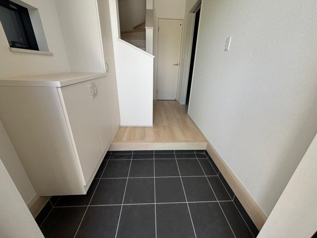 成田市美郷台　新築戸建　D号棟の玄関