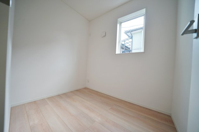 【横浜市旭区市沢町221-1全2棟新築戸建て】★仲介手数料無料★（市沢小学校・左近山中学校）の洋室