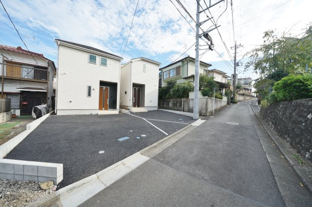 【横浜市旭区市沢町221-1全2棟新築戸建て】★仲介手数料無料★（市沢小学校・左近山中学校）の前面道路含む現地写真