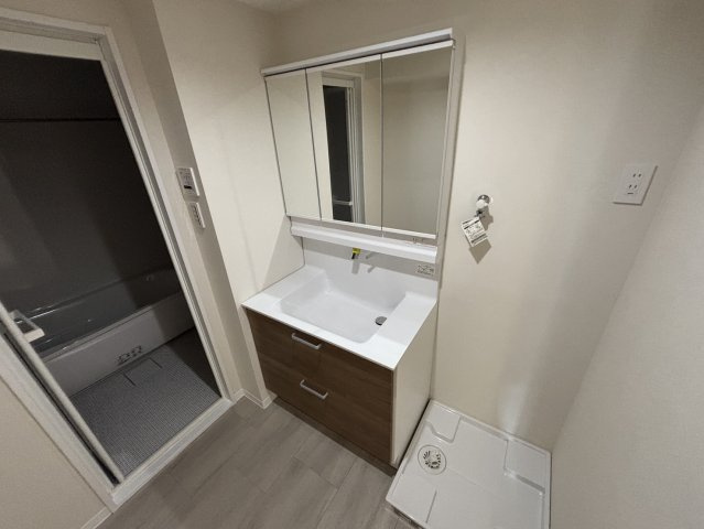 イーストヒルズ矢野壱番館の独立洗面台|リフォーム済♪シロとグレーのお洒落な内装