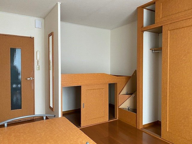 落ち着いた色調の寝室です