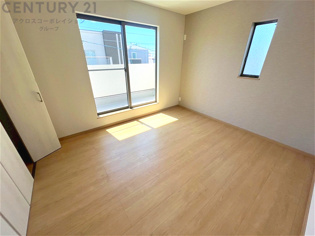 創造性や成長を促す遊びの空間を提供。学習や趣味に集中できる環境を整えます。個別のプライベートスペースは自己表現と自立心を育み、心地よい睡眠環境を整えリラックスできる場所を提供。