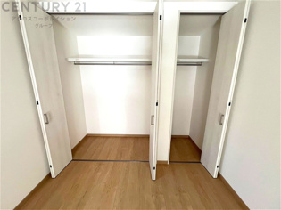 衣類やアクセサリー、小物類の収納が便利で整理整頓がしやすく、部屋の美観を保ちつつ、スペースを最大限に活用できます。衣服のしわやダメージを防ぎ、長持ちさせることができます。