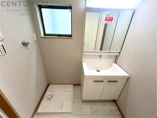 洗濯物の仕分け作業がしやすく、整理整頓が容易になります。洗濯音や湿気を他の部屋に持ち込まず、生活環境を快適に保ちます。上部を活用すれば収納スペースを確保でき洗剤や洗濯用品の整理もしやすくなります。