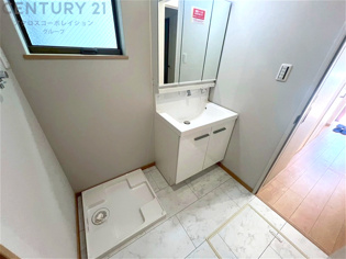 衣服の収納や脱ぎ着や整理整頓がしやすく、湿った衣類を乾燥させるスペースがありカビや臭いの発生を防ぎます。床の汚れを他の部屋に持ち込まず清潔を保つことができます。また快適な入浴環境の整備にも役立ちます。