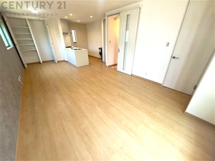 キッチン前のダイニングスペース　カウンターキッチンから料理の受け渡し等に便利です。ダイニングセットを置いても十分な広さを確保。